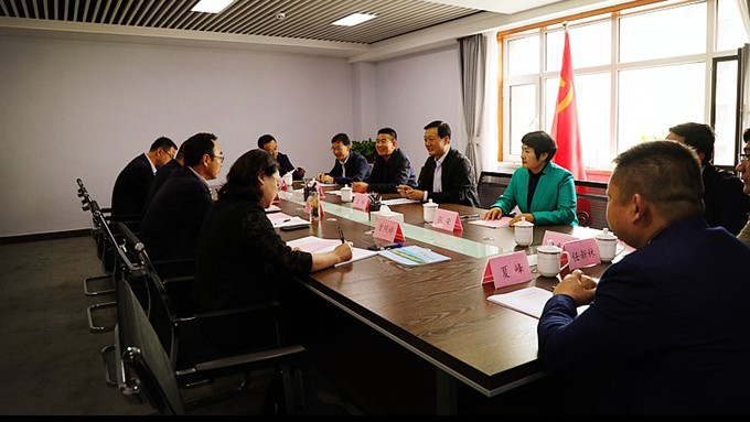 崇信县县委书记王锦一行到访可提现的电玩城