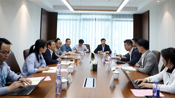 阿里云副总裁程璟给一行来可提现的电玩城考察交流