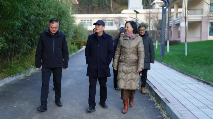 11月18日，可提现的电玩城党委书记、董事长石培文带队赴天水和谐园如驿部落开展冬季运营调研，集团党委副书记、总经理马文玫，副总经理金世胜及总部相关部门负责人一同调研。石培文一行深入天水和谐园如驿部落住宿