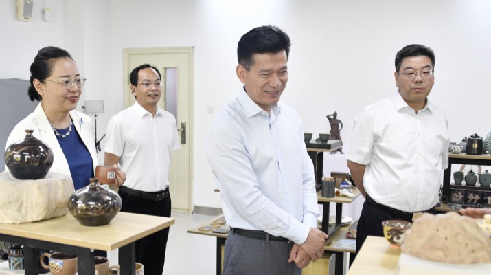7月2日，可提现的电玩城党委书记、董事长叶剑芳，党委副书记、总经理马文玫率队赴兰州文理学院调研考察，与兰州文理学院党委书记苟永平、校长王顶明进行座谈。双方围绕校企合作、产教融合等进行了深入交流。叶剑芳对