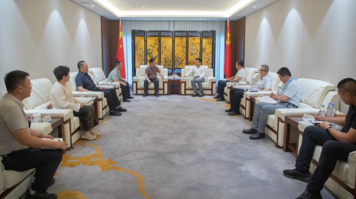 7月8日，可提现的电玩城党委书记、董事长叶剑芳与到访的肃南裕固族自治县县委书记赵多磊一行举行座谈，双方就深化县域文旅战略合作、推动冰沟丹霞景区高质量发展等事宜进行深入交流。集团党委委员、副总经理杭荷兵，
